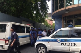 Police officers pictured outside Hulhugali house in Henveiru ward which houses the office of Maldives Independent news website. MIHAARU PHOTO/MOHAMED SHARUHAAN