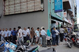 Queue outside of Bank of Maldives (BML)'s Bazar Branch to buy US Dollars. PHOTO: MOHAMED SHARUHAAN/MIHAARU