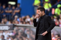 Atletico Madrid's Argentinian coach Diego Simeone gestures during the Spanish league football match Club Atletico de Madrid vs Real Sporting de Gijon at the Vicente Calderon stadium in Madrid on September 17, 2016. / AFP PHOTO / GERARD JULIEN