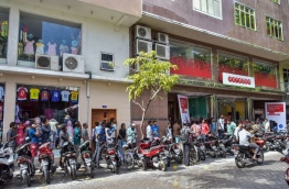 People queuing outside Ooredoo's Experience Centre for the launch of iPhone 7 and 7 Plus. PHOTO: NISHAN ALI/MIHAARU