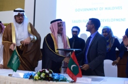 Finance minister Ahmed Munawar (R) signs with Saudi Fund for Development for a grant of USD 100 million for the development of a new passenger terminal at Ibrahim Nasir International Airport (INIA). PHOTO: HUSSAIN SHAYAAH/MIHAARU