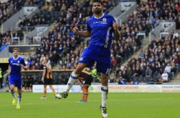 Chelsea's Brazilian-born Spanish striker Diego Costa celebrates after scoring their second goal during the English Premier League football match between Hull City and Chelsea at the KCOM Stadium in Kingston upon Hull, north east England on October 1, 2016. / AFP PHOTO / Lindsey PARNABY
