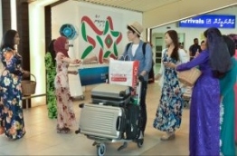Tourists warmly welcomed with souvenirs on the occasion of World Tourism Day at Ibrahim Nasir International Airport. PHOTO: NISHAN ALI/MIHAARU
