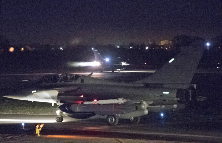 100 އަށް ވުރެ ގިނަ މިސައިލް ސީރިއާ އަށް ފޮނުވާލި