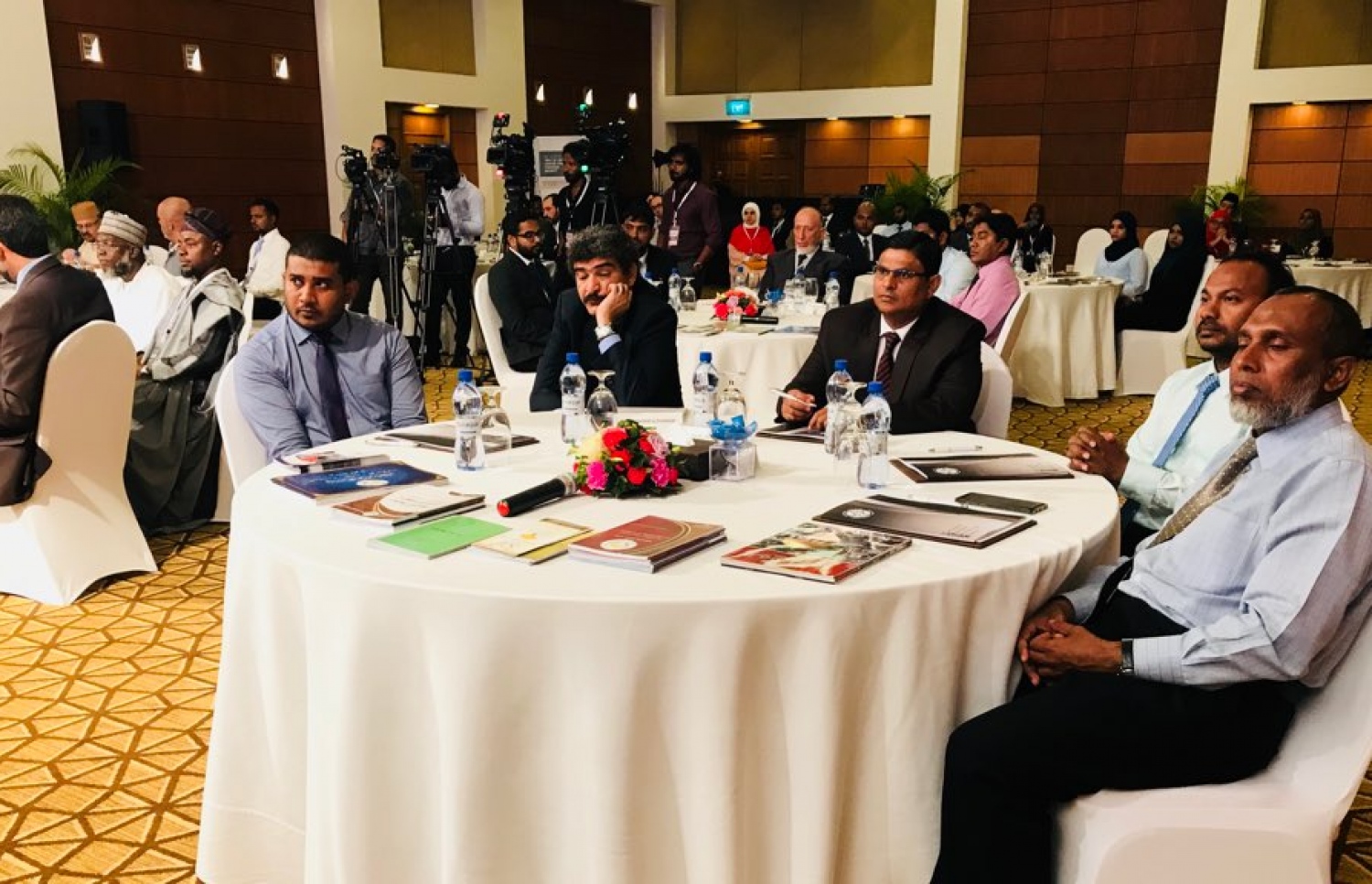 ކުރުނބާ ރިސޯޓުގައި ކުރިއަށް ގެންދާ އިސްލާމިކް ކޮންފަރެންސްގެ ބައެއް ބައިވެރިން. --ފޮޓޯ/އިސްލާމިކް މިނިސްޓްރީ