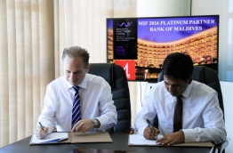 Bank of Maldives Ltd (BML)'s CEO Andrew Healy (L) and economic minister Mohamed Saeed sign the agreement appointing BML as platinum sponsor of Maldives Investment Forum 2016. PHOTO/BML
