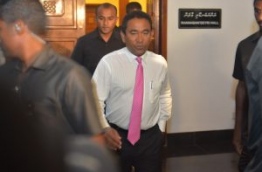President Yameen leaves after chairing a PPM council sit-down late Sunday. MIHAARU PHOTO/MOHAMED SHARUHAAN