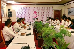 President Yameen chairs PPM council sit-down of his faction late Sunday. MIHAARU PHOTO/MOHAMED SHARUHAAN