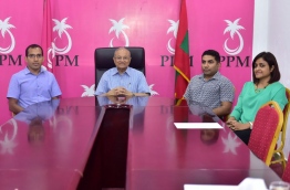 Former president Gayoom (2nd L) pictured with with his daughter and former foreign minister Dhunya Maumoon (R), former youth minister Mohamed Maleeh Jamal (L) and former minister at the president's office Abdulla Ameen during a meeting on Wednesday. MIHAARU PHOTO/MOHAMED SHARUHAAN
