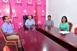 Former president Gayoom (2nd L) pictured with with his daughter and former foreign minister Dhunya Maumoon (R), former youth minister Mohamed Maleeh Jamal (L) and former minister at the president’s office Abdulla Ameen during a meeting on Wednesday. MIHAARU PHOTO/MOHAMED SHARUHAAN