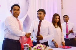 President Yameen welcomes government aligned Jumhoory Party (JP) lawmaker Ilham Ahmed to PPM on Thursday. MIHAARU PHOTO/AMINATH SHIFLEEN