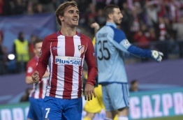 Atletico Madrid's French forward Antoine Griezmann celebrates after scoring during the UEFA Champions League Group D football match Club Atletico de Madrid vs FC Rostov at the Vicente Calderon stadium in Madrid, on November 1, 2016. / AFP PHOTO / CURTO DE LA TORRE