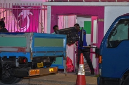 Members of President Yameen's faction in action to remove all assets from H.Themaa PHOTO: NISHAN ALI/MIHAARU