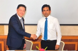 Economic minister Mohamed Saeed (R) and Surbana Jurong’s managing director of urban planning and design Philip YM Tan sign the agreement for the iHavan integrated project. PHOTO: MOHAMED SHARUHAAN/MIHAARU