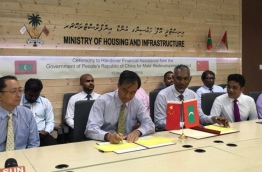 Housing minister Dr Mohamed Muizzu (R-2) and the Chinese Ambassador to the Maldives, Wang Fukang (L-2) sign the agreement granting MVR 7 million to the Maldives as free aid for streetscaping. PHOTO/MIHAARU