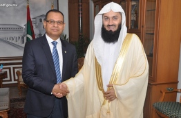 Mufti Ismail Menk (R) shakes hands with Defence Minister Adam Shareef. PHOTO/DEFENCE MINISTRY