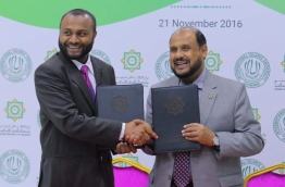 IUM’s Chancellor Dr Mohamed Shaheem Ali Saeed (L) and International Islamic University’s President Dr Ahmed Yousif Ahmed Al Draiweesh sign and exchange cooperation agreements. PHOTO/ISLAMIC UNIVERSITY