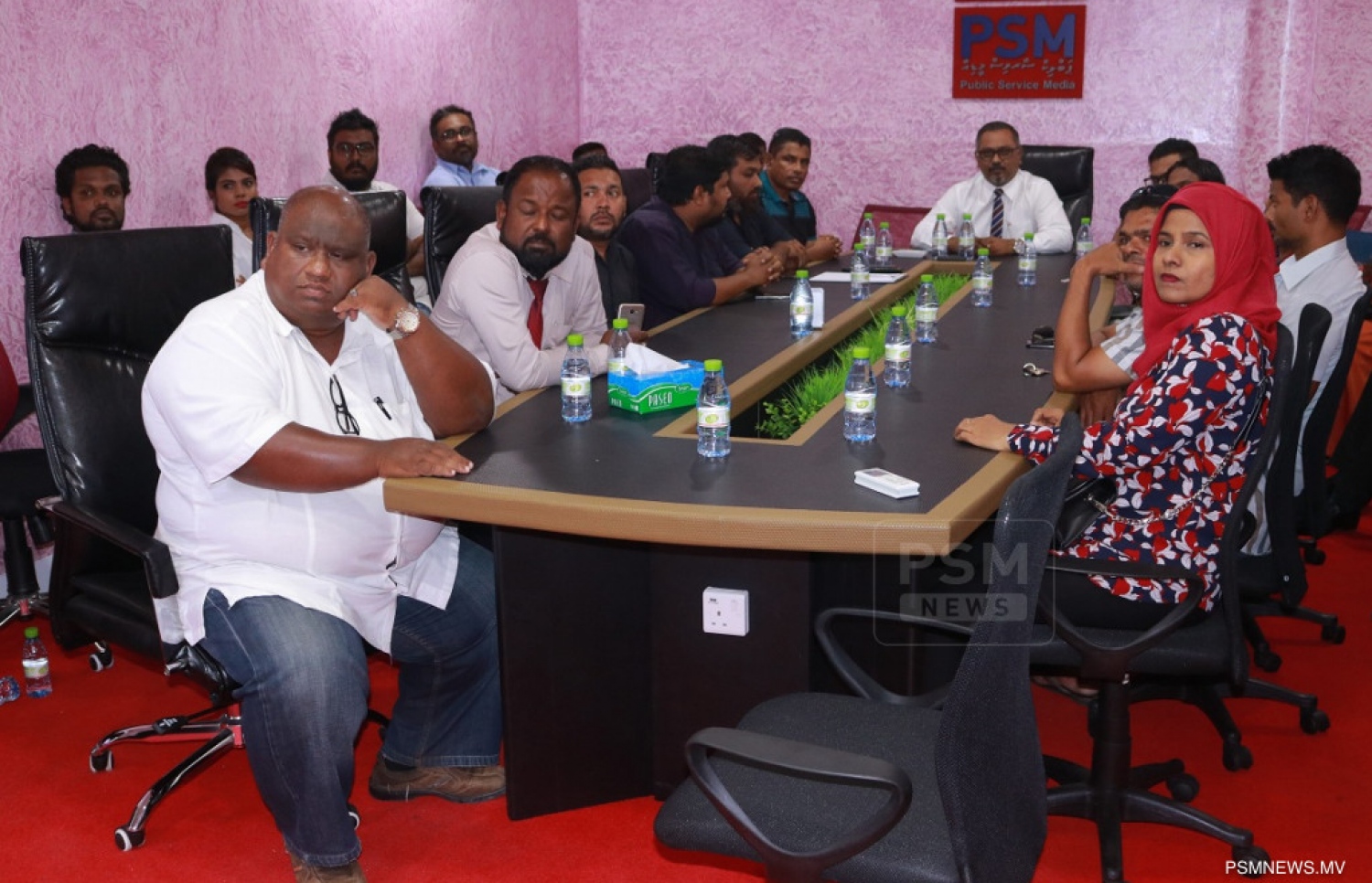 ޕީއެސްއެމުން ފިލްމީ ދާއިރާގެ މީހުންނާ އެކު ބޭއްވި ބައްދަލުވުމުގެ ތެރެއިން. ފޮޓޯ: ޕީއެސްއެމް