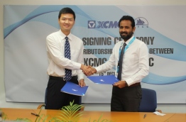 MTCC CEO Ibrahim Ziyath (R) signs and exchanges distributorship agreement with XCMG Asia Pacific Regional Manager Chris Wang. PHOTO/MTCC