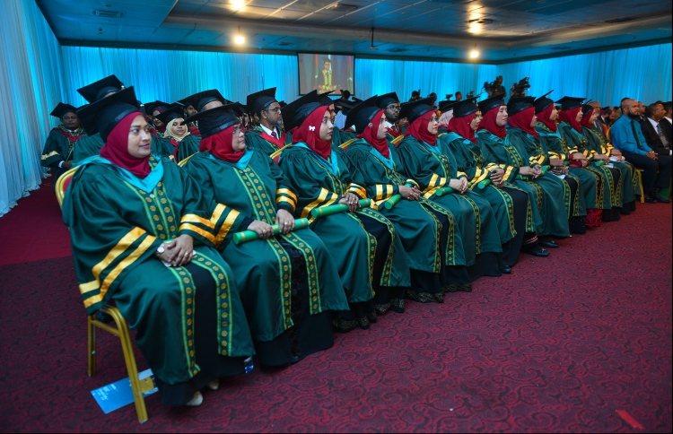 ލޯނު ލިބުނު ދަރިވަރުންނަށް ލިޔުން ހަވާލުކުރަން ފަށައިފި