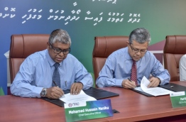 MPAO’s CEO Mohamed Manik (L) and MIB’s Managing Director Haris Haroon sign agreement to provide down payment for housing loans via retirement pension scheme. PHOTO: NISHAN ALI/MIHAARU