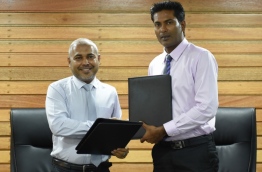 MWSC’s Managing Director Fazul Rasheed (R) and HDC's Managing Director Mohamed Saiman sign agreement awarding project to establish sewerage system in Hulhumale second phase to MWSC. PHOTO/HDC