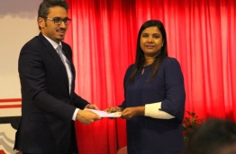 Ambassador of Saudi Arabia to the Maldives, Bader Ali Alkahail (L) awards commemorative agreement, assigning 17 Arabic language teachers to the Maldives, to Education Minister Dr Aishath Shiham. PHOTO/EDUCATION MINISTRY