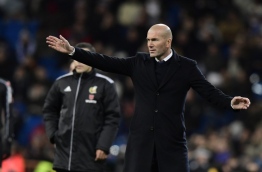 Real Madrid's French coach Zinedine Zidane gestures during the Spanish Copa del Rey (King's Cup) quarter-final first leg football match Real Madrid CF vs RC Celta de Vigo at the Santiago Bernabeu stadium in Madrid on January 18, 2017. / AFP PHOTO / JAVIER SORIANO