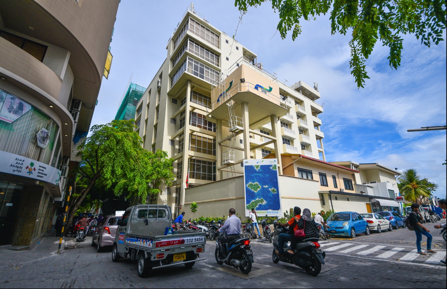 މާލޭގައި އާންމުން ބޭރުގައި: ވައިރަސް ފެތުރުނަނުދޭން އެންމެން ގުޅިގެން މަސައްކަތްކުރަން ޖެހޭ -- ފޮޓޯ/މިހާރު