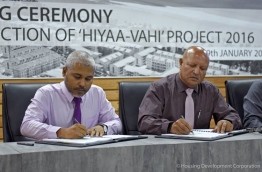 HDC MD Saiman signing agreement with Amin Construction. PHOTO/HDC