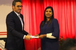 Ambassador of Saudi Arabia to the Maldives, Bader Ali Alkahail (L): he awarded USD 1000 to Adam Mishal of Arabiyya School in appreciation of Mishal's fluency in Arabic lanuguage. PHOTO/EDUCATION MINISTRY