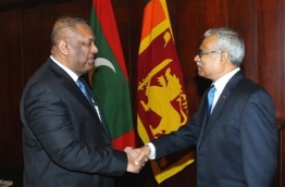 Maldives' Foreign Minister Dr Mohamed Asim (R) shakes hands with Sri Lanka Foreign Minister Mangala Samaraweera. PHOTO:Colombo Page