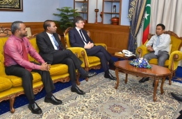 President Yameen (R) meets Michael Bloch QC (L-3) and Kenneth Pereira (L-2), who advocated for the Maldives in the arbitration case over the contract broken with GMR Group of India. PHOTO/PRESIDENT'S OFFICE