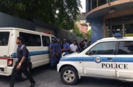 Police outside Maldives Independent's office during a raid in September 2016. FILE PHOTO/MIHAARU