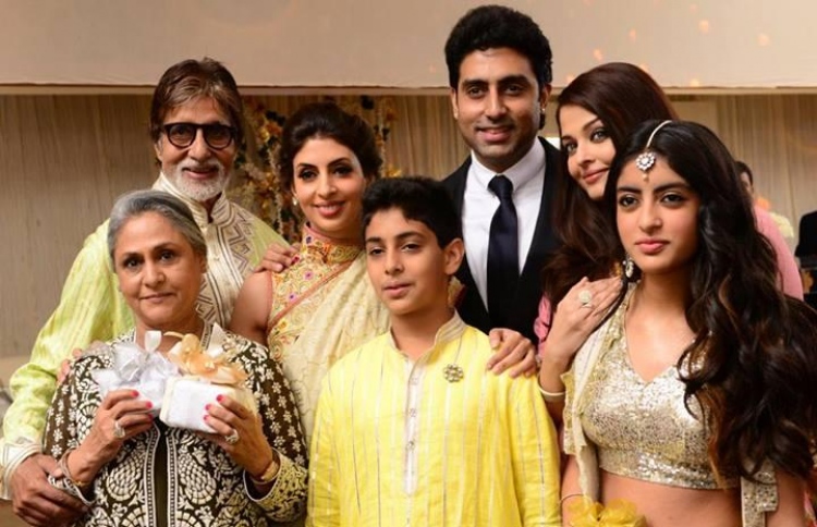 އަބިޝެކް މައިންބަފައިންނާ އެކު އުޅޭތީ މަލާމާތްކުރަނީ