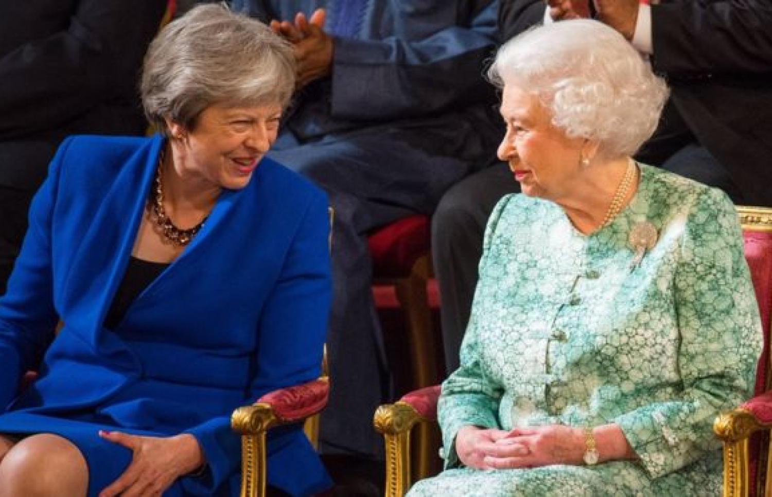 އިނގިރޭސި ބޮޑު ވަޒީރު ތެރޭސާ މެއި އާއި ރާނީ އެލިޒަބަތު.