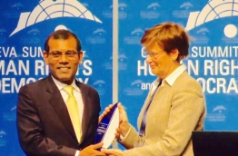Former President Nasheed (L) presented the Courageous Award at the Geneva Summit 2017.