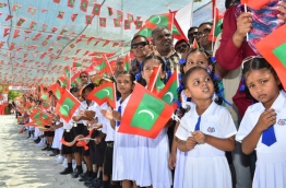 Children and residents of M. Dhiggaru await to welcome President Yameen. PHOTO/PRESIDENT'S OFFICE