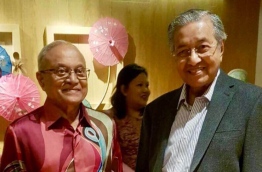 Former President Maumoon (L) poses for photo with former Malaysian Prime Minister Mahathir Mohamad. PHOTO/OFFICE OF THE FORMER PRESIDENT MAUMOON