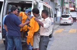 Police seize yellow cloth rolls from MDP Headquarters. PHOTO: Hussain Waheed/Mihaaru