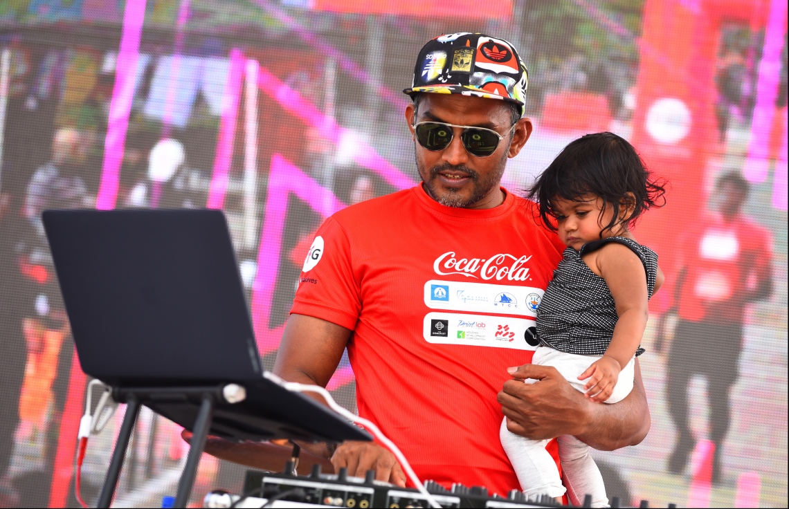 ހުޅުމާލެ: އޭޕްރިލް 120، 2018- ޓޯޓަލް ފިޓްނަސް ގްރޫޕް (ޓީއެފްޖީން) އިން ބޭއްވި ކޮކާކޯލާ ލޯންގް ރަންގެ ހަ ވަނަ އިވެންޓްގެ ތެރެއިން: ބޮޑު ތަރުހީބަކާއިއެކު ހުޅުމާލޭގައި، ހަތަރު ރޭހަކަށް ބަހާލައިގެން ބޭއްވި މިދުވުމުގައި ޖުމްލަ 1500 ދުވުންތެރިން ވަނީ ބައިވެރިވެފައި.--ފޮޓޯ: ހުސައިން ވަހީދު/މިހާރު