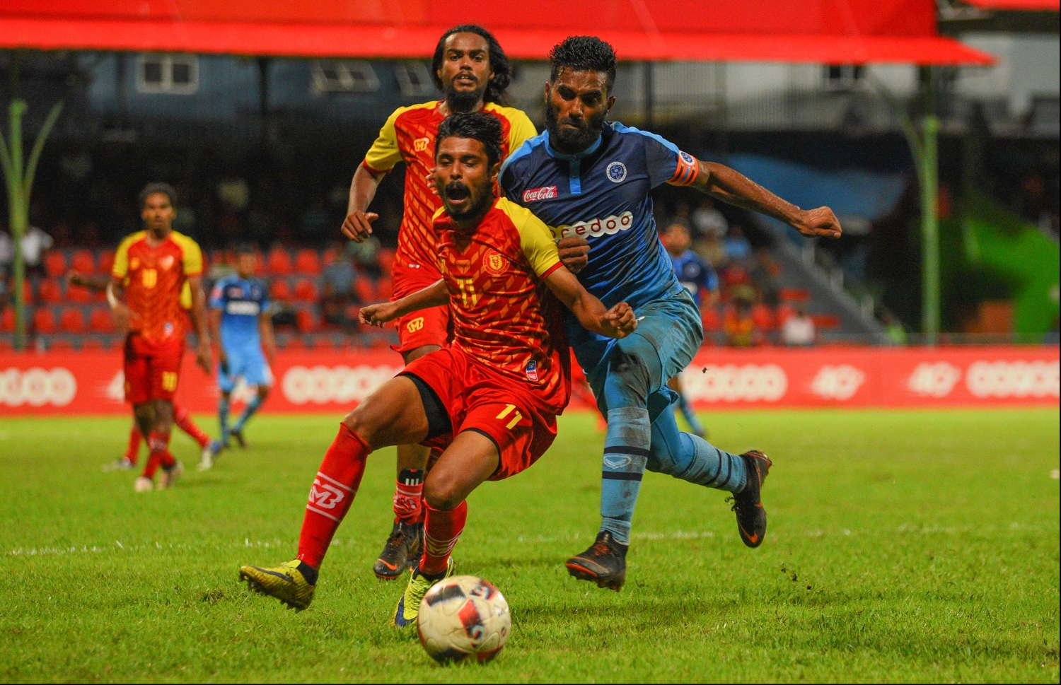 ނިއުގެ ދަގަނޑޭ (ކ) ވިކްޓަރީގެ ހަމްދާން އަތުން ބޯޅަ ހޯދަން މަސައްކަތްކުރަނީ.-- ފޮޓޯ: ހުސެއިން ވަހީދު/ މިހާރު