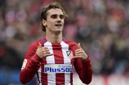 Atletico Madrid's French forward Antoine Griezmann celebrates a goal during the Spanish league football match Club Atletico de Madrid vs Valencia CF at the Vicente Calderon stadium in Madrid on March 5, 2017. / AFP PHOTO / JAVIER SORIANO