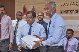 Housing Minister Mohamed Muizzu (R) and MRDC Managing Director Ahmed Nimal sign agreement awarding jetty development of six islands to MRDC. PHOTO: HUSSAIN WAHEED/MIHAARU