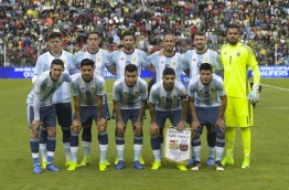 Players of Argentina pose for pictures before the start of their 2018 FIFA World Cup qualifier football match against Bolivia in La Paz, on March 28, 2017. / AFP PHOTO / JUAN MABROMATA