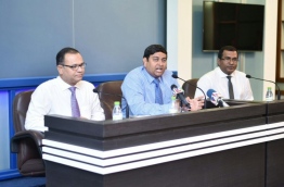 Fisheries Minister Dr Shainee (C) speaks at press conference held by the government. Photo:Hussain Waheed/Mihaaru