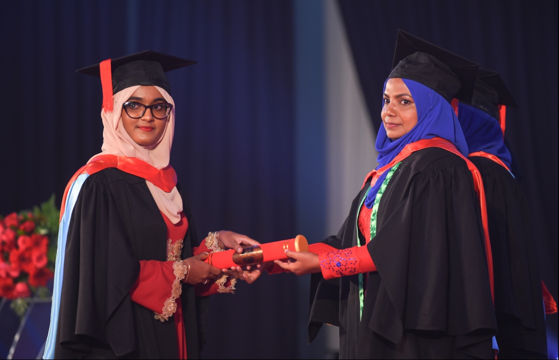 މާލެ: އޭޕްރިލް 20، 2018- މަންދު ކޮލެޖު ދަރިވަރުންގެ ދަސްވެނިވުމުގެ ރަސްމިއްޔާތުގެ ތެރެއިން: ދަރުބާރުގޭގައި ބޭއްވި މިރަސްމިއްޔާތުގައި، މަންދު ކޮލެޖުން ސެޓްފިކެޓް ލެވެލް އިން ފެށިގެން މާސްޓާސްއާ ހަމައަށް ކިޔެވި 324 ދަރިވަރުން ވަނީ ދަސްވެނިވެފައި .--ފޮޓޯ: ހުސައިން ވަހީދު/މިހާރު