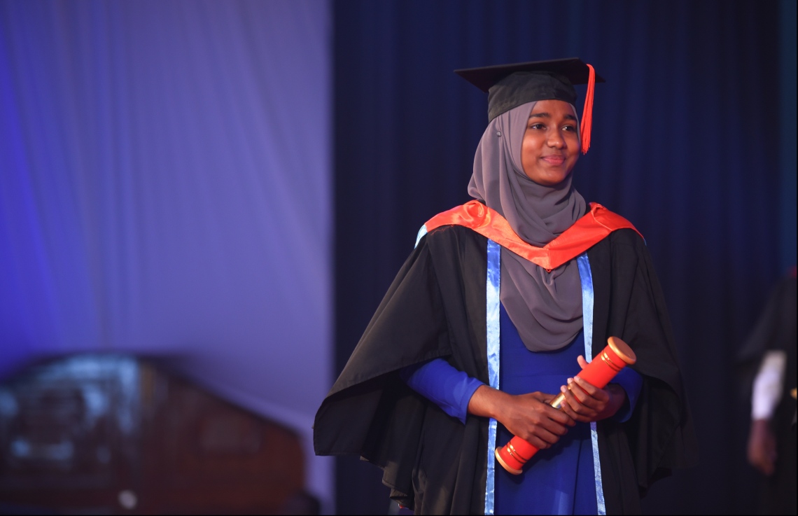 މާލެ: އޭޕްރިލް 20، 2018- މަންދު ކޮލެޖު ދަރިވަރުންގެ ދަސްވެނިވުމުގެ ރަސްމިއްޔާތުގެ ތެރެއިން: ދަރުބާރުގޭގައި ބޭއްވި މިރަސްމިއްޔާތުގައި، މަންދު ކޮލެޖުން ސެޓްފިކެޓް ލެވެލް އިން ފެށިގެން މާސްޓާސްއާ ހަމައަށް ކިޔެވި 324 ދަރިވަރުން ވަނީ ދަސްވެނިވެފައި .--ފޮޓޯ: ހުސައިން ވަހީދު/މިހާރު