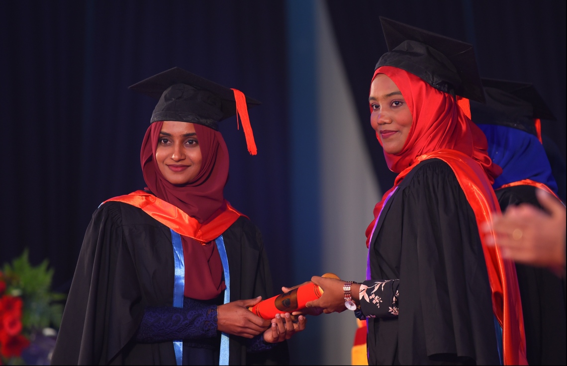 މާލެ: އޭޕްރިލް 20، 2018- މަންދު ކޮލެޖު ދަރިވަރުންގެ ދަސްވެނިވުމުގެ ރަސްމިއްޔާތުގެ ތެރެއިން: ދަރުބާރުގޭގައި ބޭއްވި މިރަސްމިއްޔާތުގައި، މަންދު ކޮލެޖުން ސެޓްފިކެޓް ލެވެލް އިން ފެށިގެން މާސްޓާސްއާ ހަމައަށް ކިޔެވި 324 ދަރިވަރުން ވަނީ ދަސްވެނިވެފައި .--ފޮޓޯ: ހުސައިން ވަހީދު/މިހާރު