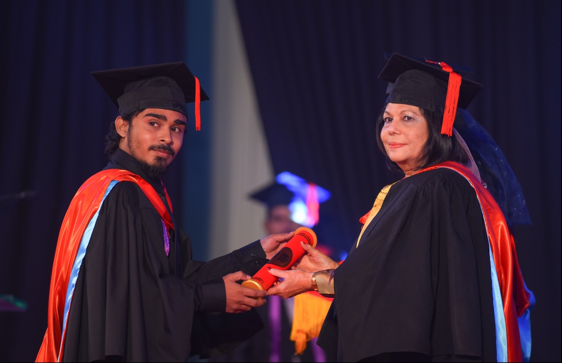 މާލެ: އޭޕްރިލް 20، 2018- މަންދު ކޮލެޖު ދަރިވަރުންގެ ދަސްވެނިވުމުގެ ރަސްމިއްޔާތުގެ ތެރެއިން: ދަރުބާރުގޭގައި ބޭއްވި މިރަސްމިއްޔާތުގައި، މަންދު ކޮލެޖުން ސެޓްފިކެޓް ލެވެލް އިން ފެށިގެން މާސްޓާސްއާ ހަމައަށް ކިޔެވި 324 ދަރިވަރުން ވަނީ ދަސްވެނިވެފައި .--ފޮޓޯ: ހުސައިން ވަހީދު/މިހާރު